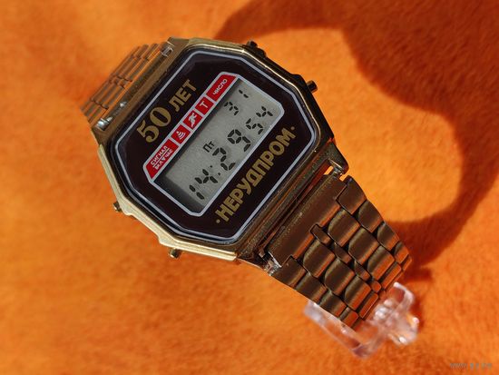 Электронные часы. Электроника 55Б - 50 лет НЕРУДПРОМ, 5 мелодий (в том числе, Малинка и Подмосковные вечера), браслет в подарок. Нечастые. Торг есть.