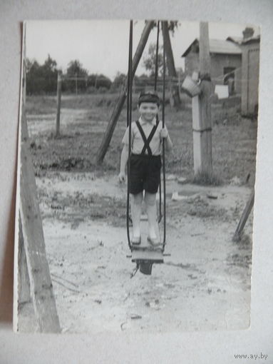 Фотография (5). Мальчик на качелях; надписей нет.