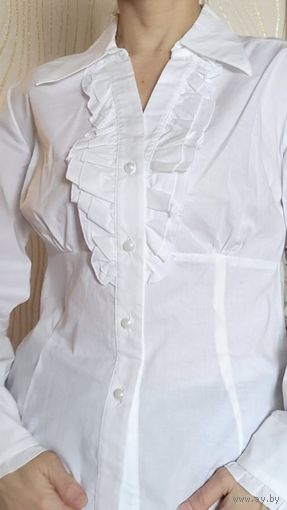 Блузка с ажурными манжетами и оборкой