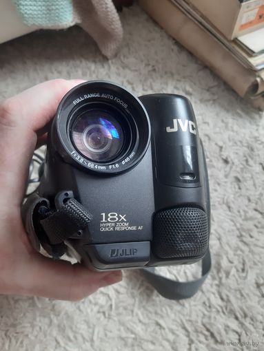 Видеокамера JVC GR-AX338E