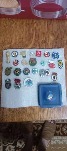 Футбольные и хоккейные значки цена за один