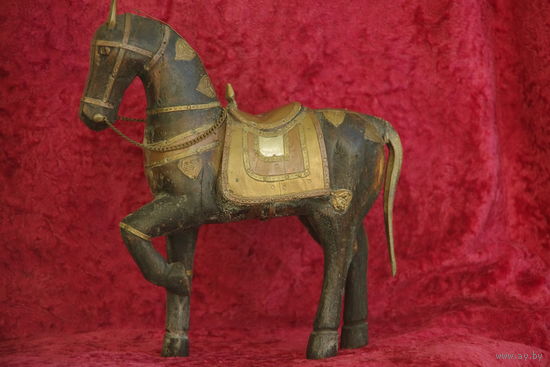 Статуэтка " Лошадь " из дерева и латуни ( восточная работа )  высота 25 см , длинна 22 см