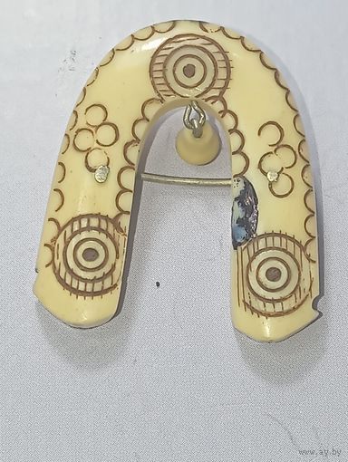 Винтажная брошь Подкова с колокольчим , 3 см , кость . СССР .