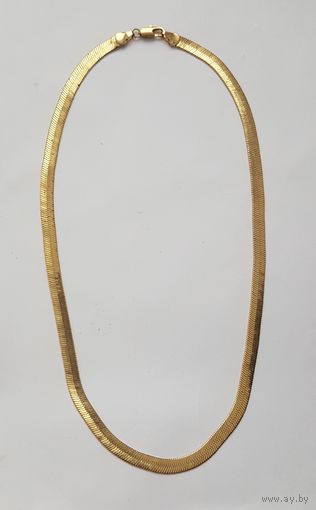 Цепочка плоская, позолоченая, длина 46 см, ширина 0,6 см.