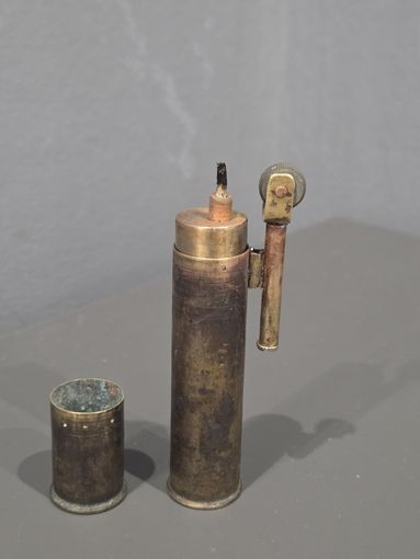 Интересная зажигалка лот 1