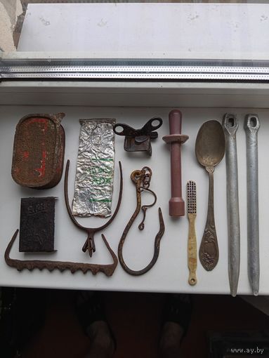 Колышки от палатки 1938 и 1942 г., бытовые предметы.