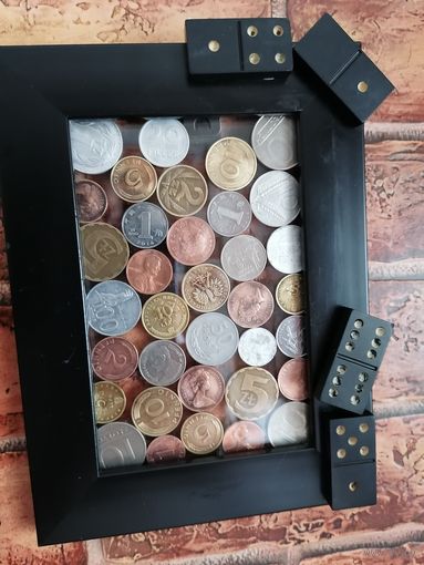 Картина из монет.