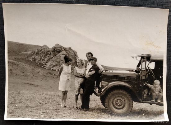 Фото с автомобилем ГАЗ-69. Монголия. 1970 г. 8х11 см.