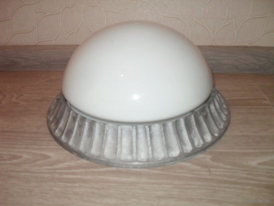 Старый подъездный светильник на 2 лампы.