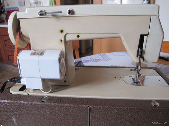 Стачивающая швейная машина с педальным электроприводом Радом 432 (Польша). См. Описание