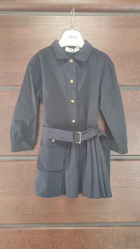 Классическое платье Zara на рост 116 см. Красиво сидит на фигуре, интересная современная  модель. Пропустили размер(, стало мало. С биркой. Покупала за 30 евро. 68% хлопка. Цвет темно-синий.