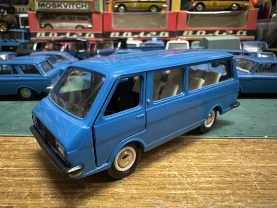 РАФ-2203 номерной А18, тонкие оси, смещенный шов покрышек, на дверях "1" . Пятничный вечер в синих тонах. Не забываем делать себе подарки к 23 февраля!