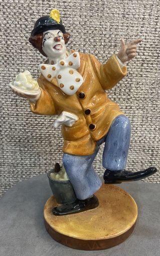 Фарфоровая статуэтка Royal Doulton "Клоун" Англия. 1978 год. Высота 23 см.