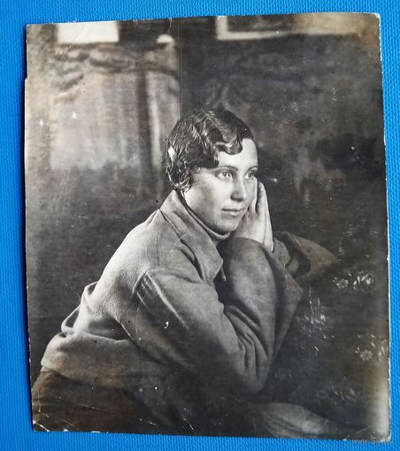 Фото девушки. 1943 г. 8х10 см