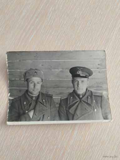 Фото двух военных летчиков.