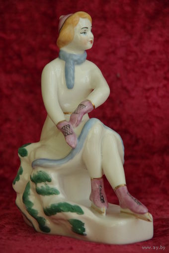 Статуэтка фарфоровая " Конькобежка " ЗХК Полонне 50- е ЦЕЛАЯ