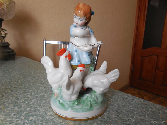 Девочка кормит кур. ФФЗ.Минск