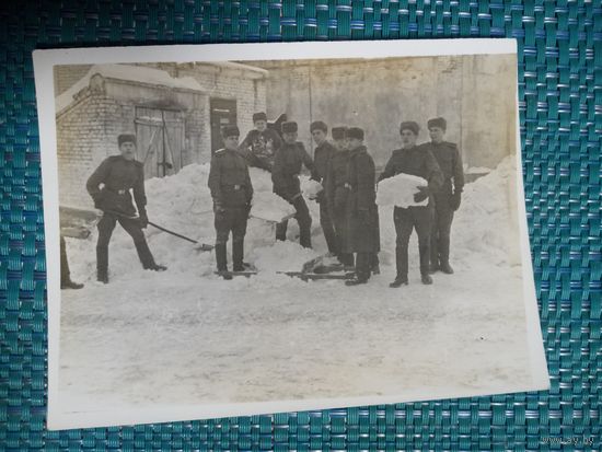 Фотография из 1950-х. Солдаты убирают снег.