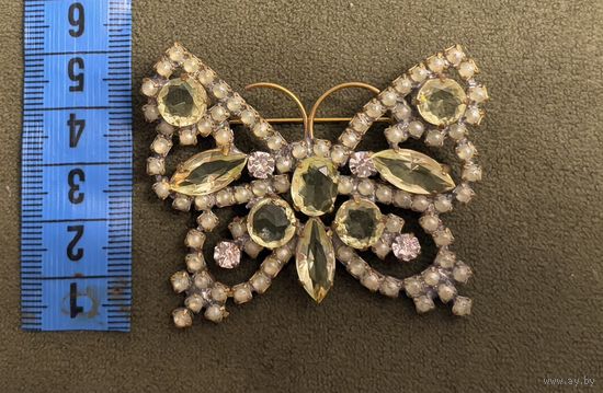 Брошка - бабочка из уранового стекла . Производство Чехия