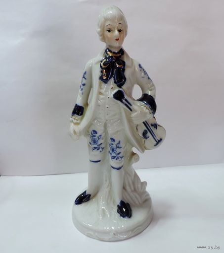 Статуэтка фарфоровая "Музыкант" 70-80-е годы Европа. Высота 21 см.