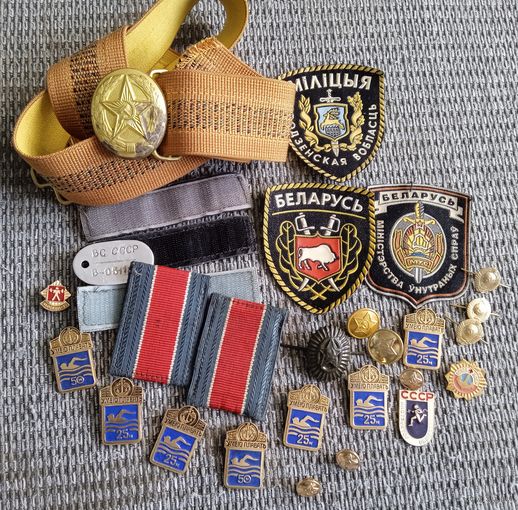 Предметы коллекционирования. Шевроны, значки, ремень, пуговицы.