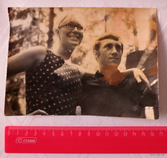Высоцкий В.С, М. Влади, БССР, 1969 год. На съемках у режиссера Турова В.Т. Оригинальное фото из семейного архива друзей Турова В.Т. Желтизна фото от времени. Пятна от клея на оборотной стороне.