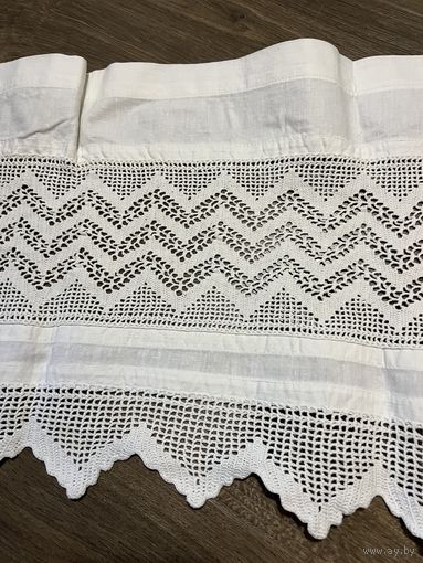 Старинный подзор с кружевом ручной работы.