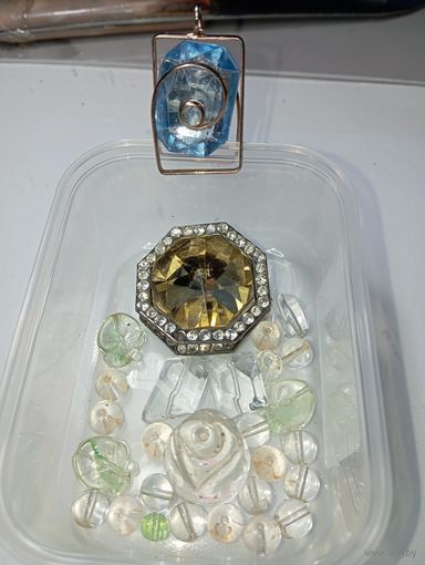 Бусинки  и кулоны - стекло , с рубля !