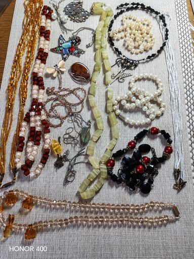 Большой лот винтажной бижутерии. Броши, бусы и много разных украшений.