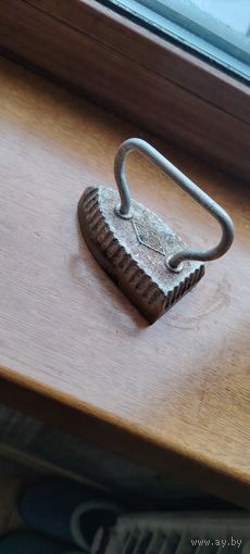 Маленький утюг для глажения манжет и воротничков