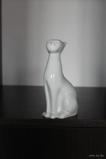 Фарфоровая статуэтка "Кошечка", высота 15,8 см., номерная.