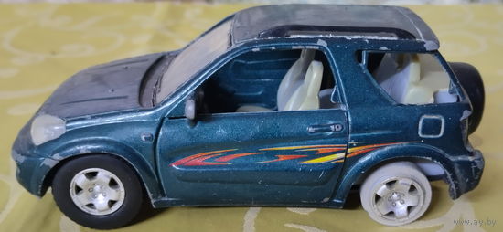 Коллекционная модель автомобиля Toyota RAV4, в ремонт
