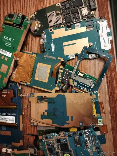 Платы от кнопочных телефонов. Много жёлтого.