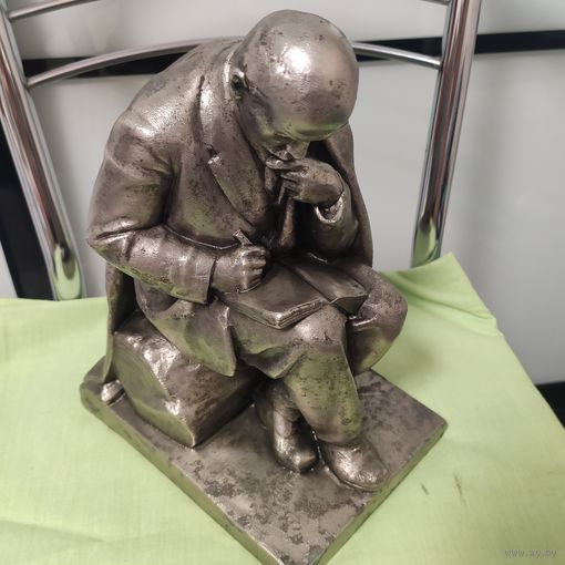 Скульптура. Ленин на пне.