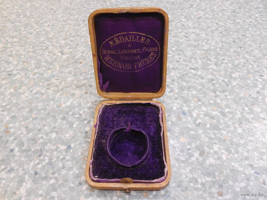 Старинный футляр от карманных часов.  Medailles Mermod Freres