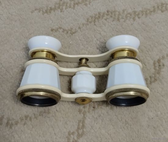 Бинокль театральный СССР в кожаном футляре