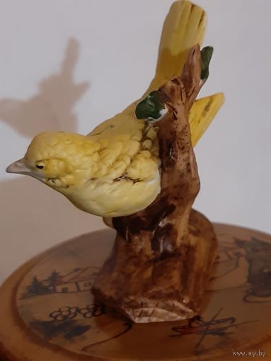 Фигурка птичка канарейка.