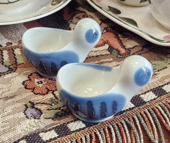 Пара фарфоровых солонок