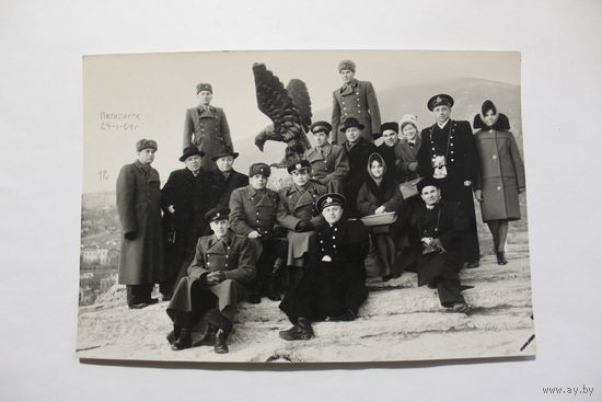 Фотография 1964 года, Пятигорск, военные и гражданские, размер 17,5*12 см.