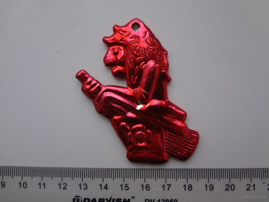 Женщина на метле.