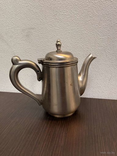 Винтажный кофейник из нержавеющей стали , которая отличается высокой коррозийной стойкостью .