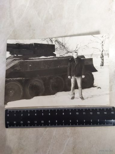 Фотография. Офицер в гражданском на фоне бронетехники. Ретро СССР.