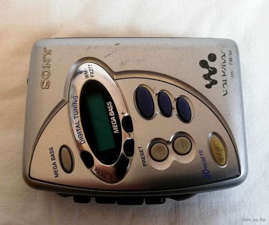 Стереокассетный плеер Sony Walkman WM-FX277 с цифровым AM/FM-тюнером.