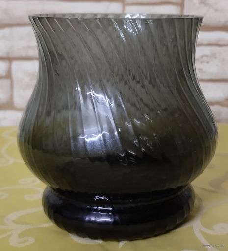 Стеклянный стакан с дымчатым, темно-серым или оливково-черным оттенком.