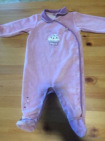 Классный велюровый комбез на рост 68-74 см, очень приятный на ощупь, мягкий, с классными пироженками. Длина 55 см, ПОгруди 26 см в нерастянутом состоянии, длина рукава 22 см. Отличное состояние.