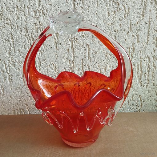 Ваза алая Корзинка, гутная техника. Высота 30 см. СССР