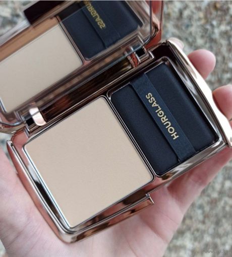 Компактная пудра Hourglass Vanish Airbrush Pressed Powder в оттенке Translucent Medium