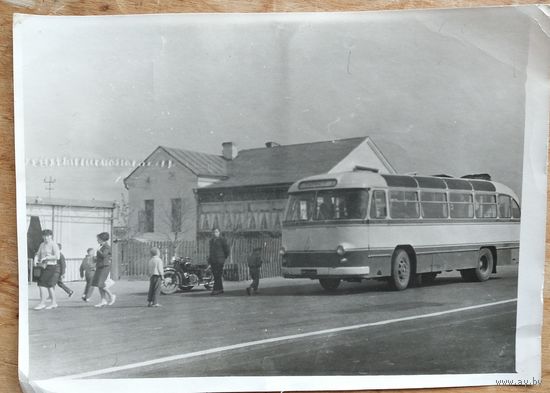 Фото из СССР. На автобусной остановке. 1970-е. 13х18 см.