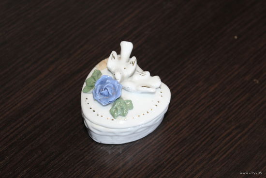 Фарфоровая шкатулка, выполнена в винтажном стиле, в форме сердца.