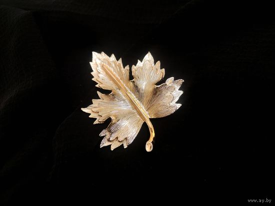 Брошь винтаж, Sarah Coventry кленовый лист 1970е года